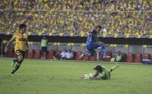 &Aacute;ngel Mena (azul) disputa el bal&oacute;n ante el portero M&aacute;ximo Banguera. Foto: Jos&eacute; Mor&aacute;n / El Tel&eacute;grafo. 