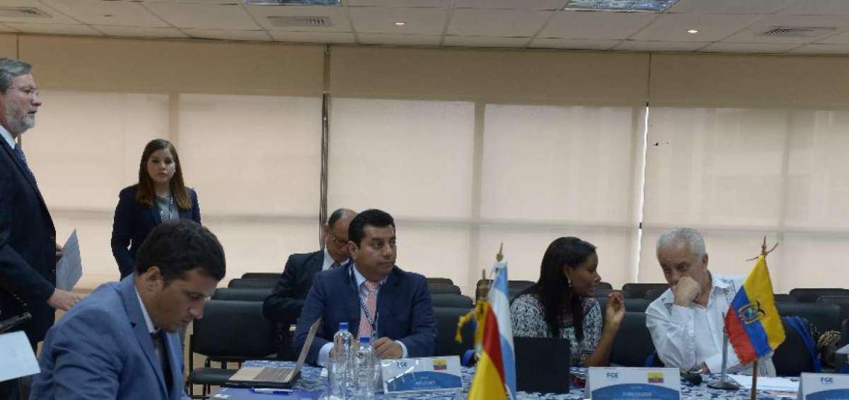 Galo Chiriboga (camisa blanca) se reuni&oacute; ayer en Guayaquil con 5 fiscales de Sudam&eacute;rica para intercambiar informaci&oacute;n sobre los casos de corrupci&oacute;n de la FIFA que se investigan en la regi&oacute;n.