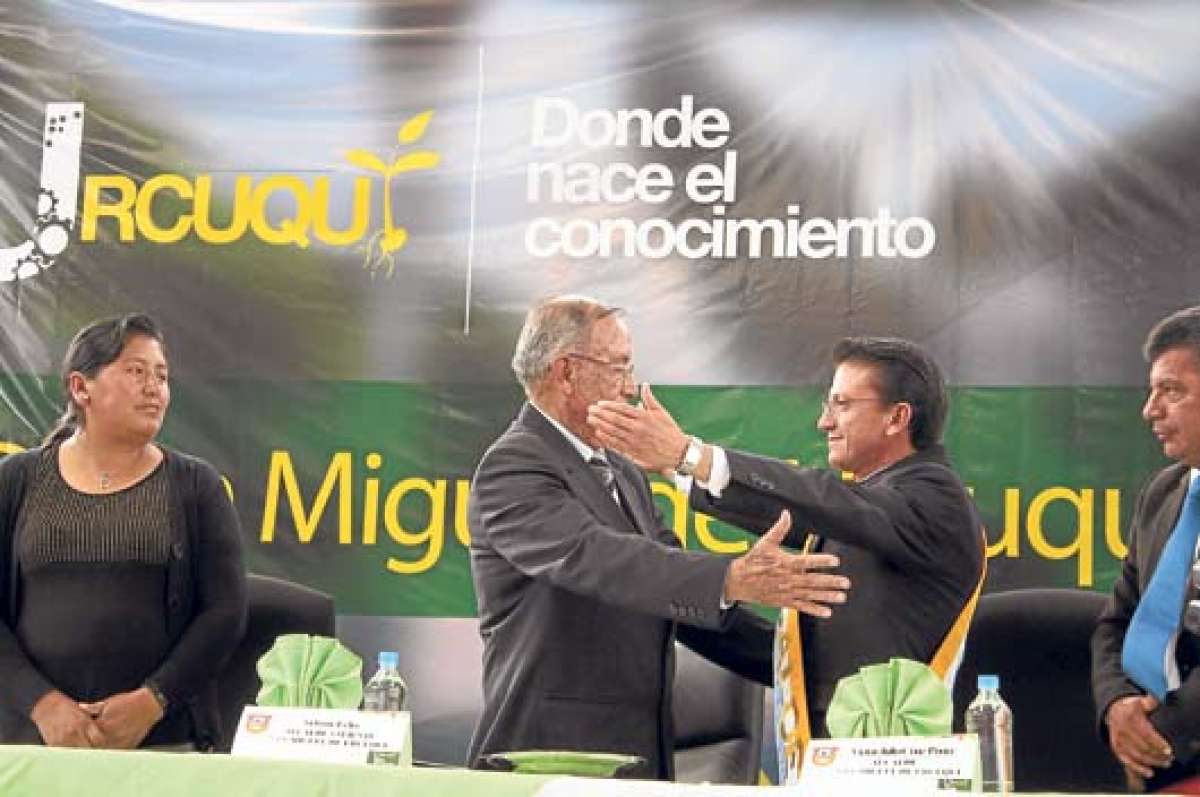 Tanto el alcalde saliente, Nelson F&eacute;lix (izq.), como el nuevo funcionario, Julio Cruz, pertenecen a movimiento PAIS. Ellos demostraron una relaci&oacute;n cordial durante la posesi&oacute;n. Foto: Christian Tinajero.