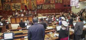 Con 75 votos de las bancadas de Alianza PAIS, Partido Social Cristiano, CREO, SUMA e independientes se aceptaron las observaciones hechas desde Carondelet. En cambio, con 109 se rechazaron cuatro art&iacute;culos del veto presidencial.