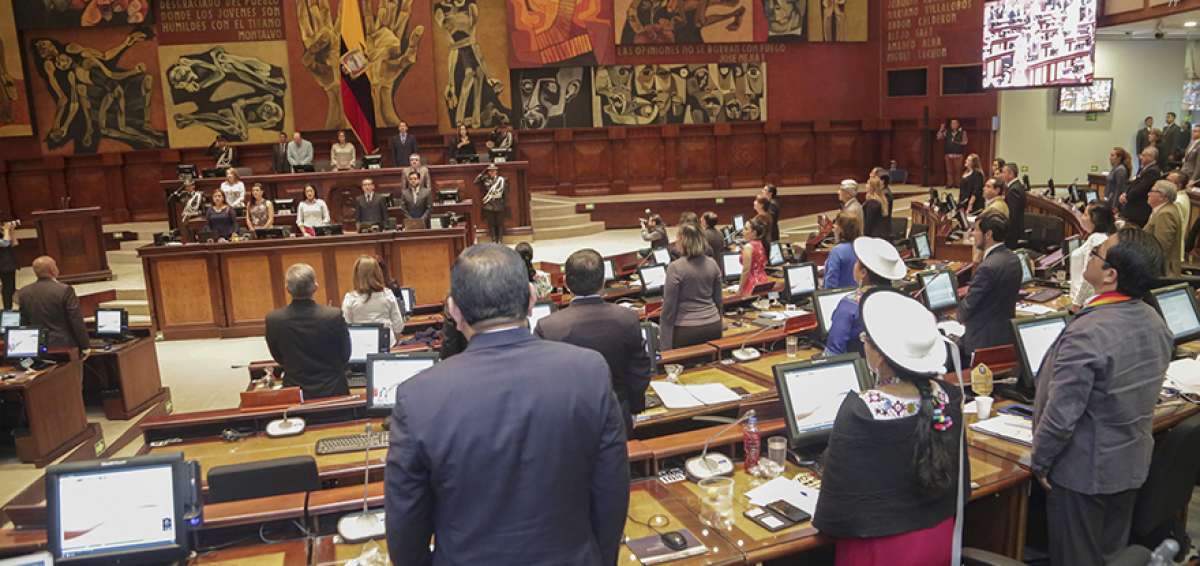 Con 75 votos de las bancadas de Alianza PAIS, Partido Social Cristiano, CREO, SUMA e independientes se aceptaron las observaciones hechas desde Carondelet. En cambio, con 109 se rechazaron cuatro art&iacute;culos del veto presidencial.