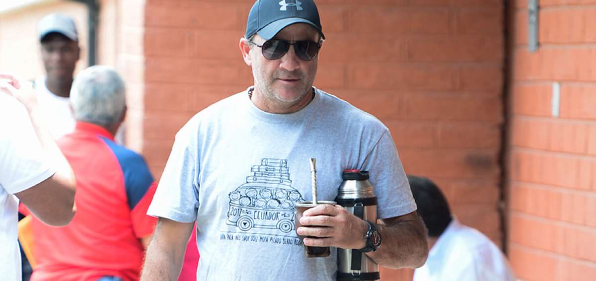 El entrenador uruguayo de El Nacional, Eduardo Favaro, siempre est&aacute; con su mate al finalizar las pr&aacute;cticas. El DT lleg&oacute; al club a finales de 2015. 