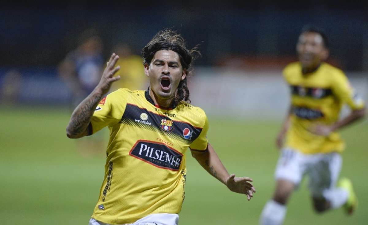 Ismael Blanco festeja uno de los 3 tantos que marc&oacute; la noche de ayer, en el estadio Rumi&ntilde;ahui de Sangolqu&iacute;. Foto: &Auml;lvaro P&eacute;rez / El Tel&eacute;grafo