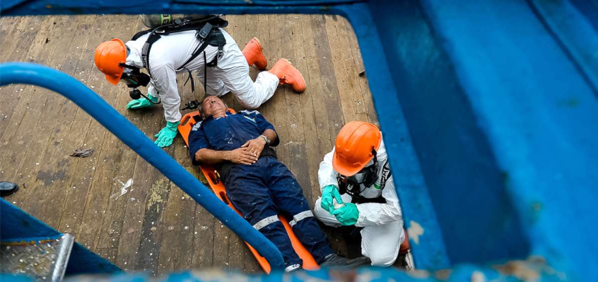  Un maquinista es salvado despu&eacute;s de una fuga de gas amoniaco durante un entrenamiento en los atracaderos.