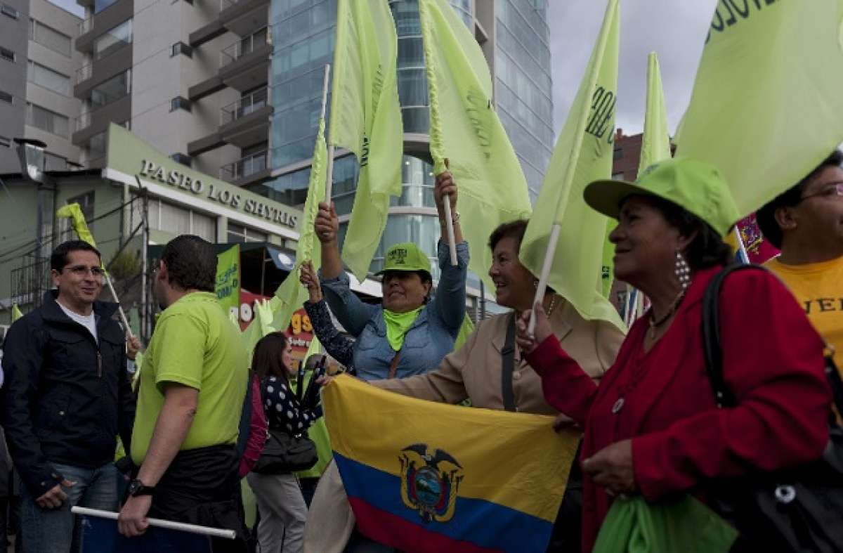 Desde la tarde, simpatizantes del Gobierno se concentran en la avenida de Los Shyris. Foto. Miguel Jim&eacute;nez / El Tel&eacute;grafo 