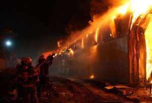 200 bomberos acudieron a la emergencia para contener las llamas.