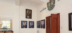 Una de las salas de exposici&oacute;n incluye una galer&iacute;a de las personas que ocuparon, desde 1948 hasta 2006, la Alcald&iacute;a de Babahoyo.