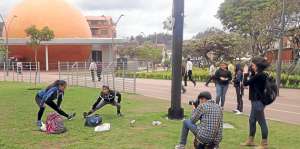 En el parque La Madre los estudiantes del Club de Periodismo realizan sus pr&aacute;cticas de fotograf&iacute;a. Foto: Fernando Machado/ El Tel&eacute;grafo