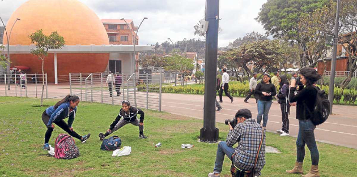 En el parque La Madre los estudiantes del Club de Periodismo realizan sus pr&aacute;cticas de fotograf&iacute;a. Foto: Fernando Machado/ El Tel&eacute;grafo