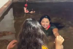 Una mujer improvis&oacute; una piscina dentro de casa para disfrutar con su hija. 