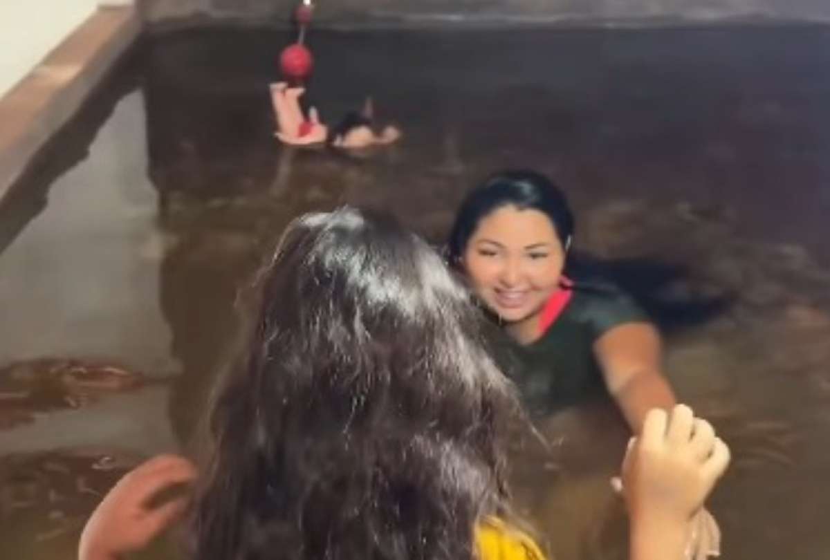 Una mujer improvis&oacute; una piscina dentro de casa para disfrutar con su hija. 