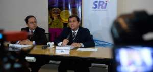 El ministro coordinador de la Pol&iacute;tica Econ&oacute;mica, Patricio Rivera, y el director del SRI, Leonardo Orlando, durante la rueda de prensa en el Banco Central, en Quito.