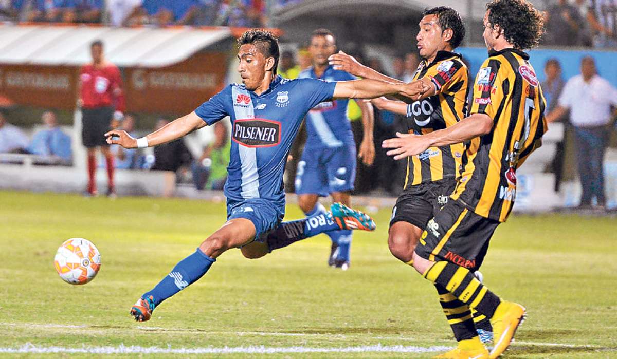 &Aacute;ngel Mena (izq.) ser&aacute; titular hoy ante The Strongest, en la revancha del 3-0 que los &lsquo;millonarios&rsquo; les infligieron a los &lsquo;felinos&rsquo; en el Jocay de Manta. Foto: Rodolfo P&aacute;rraga / El Tel&eacute;grafo