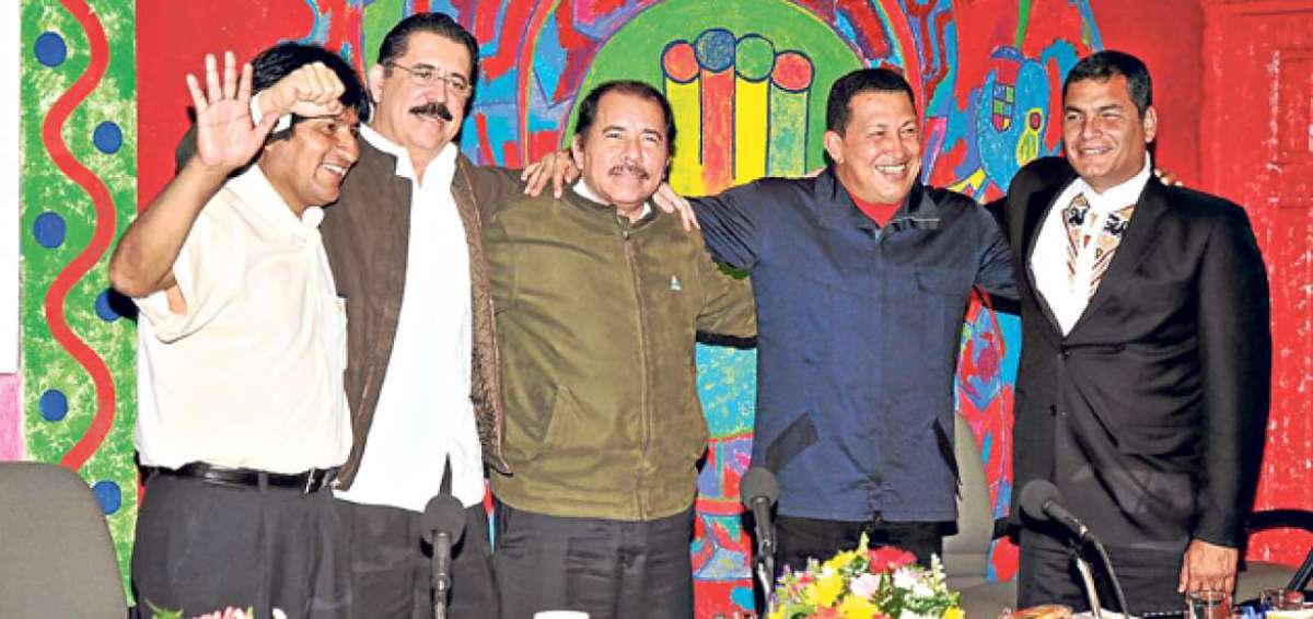 Evo Morales, Manuel Zelaya, Daniel Ortega, Hugo Ch&aacute;vez y Rafael Correa durante la reuni&oacute;n del ALBA celebrada el 29 de junio de 2009. Foto: Cortes&iacute;a / Presidencia de la Rep&uacute;blica