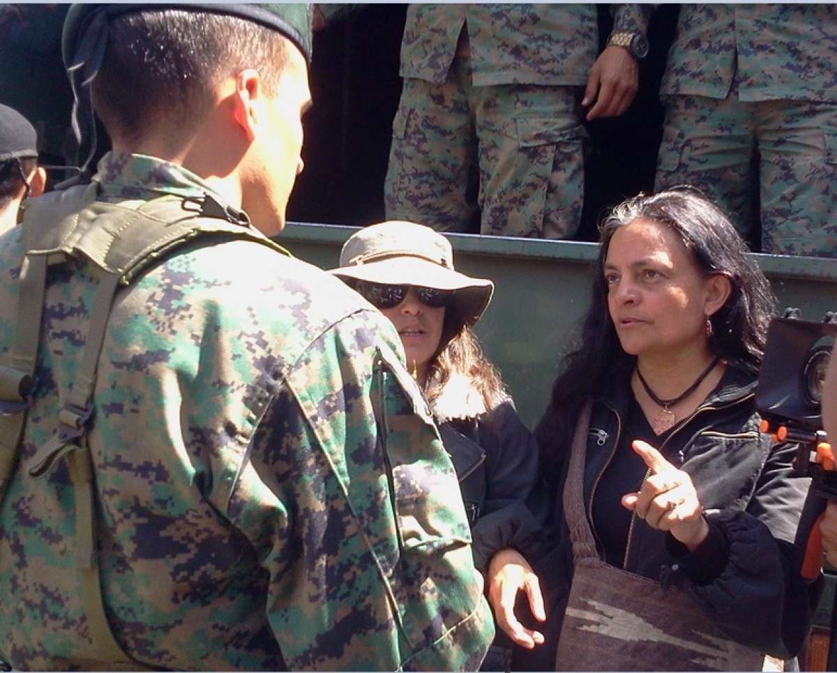Un militar del Ej&eacute;rcito dialoga con Esperanza Mart&iacute;nez, vocera de Yasunidos, para que el colectivo permita el paso del cami&oacute;n con las firmas. Foto: Mar&iacute;a Elena Vaca