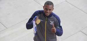 &Aacute;lex Qui&ntilde;&oacute;nez durante su premiaci&oacute;n como ganador de los 200 m planos.