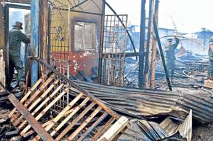 Sesenta y cinco personas de la parroquia de Machala se quedaron en la calle tras el incendio que destruy&oacute; sus viviendas. Foto: Fabricio Cruz/El Tel&eacute;grafo