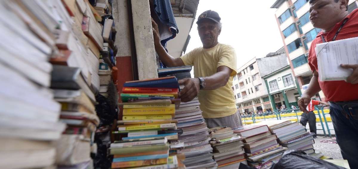 Aunque el local de Fernin luce desordenado, &eacute;l sabe d&oacute;nde est&aacute; cada uno de los libros que tiene.