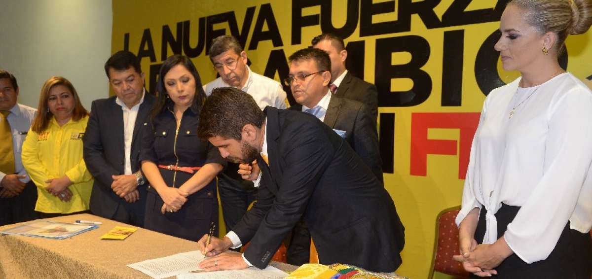 'Dalo' Bucaram se compromete a decretar el D&iacute;a de la Biblia, de la Oraci&oacute;n y del Ministro