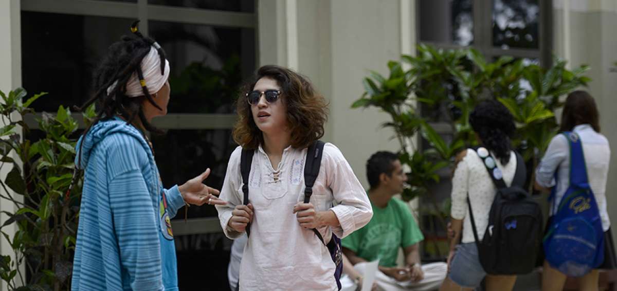  Douglas Machar&ecirc;t, quien luce rastas, y Francis Bautista, de cabello largo y piercing, sufrieron exclusi&oacute;n en el colegio por sus atuendos.