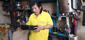 Carmilo Rodr&iacute;guez trabaja en uno de los pocos talleres de reparaci&oacute;n de calzado que sobreviven en la ciudad.