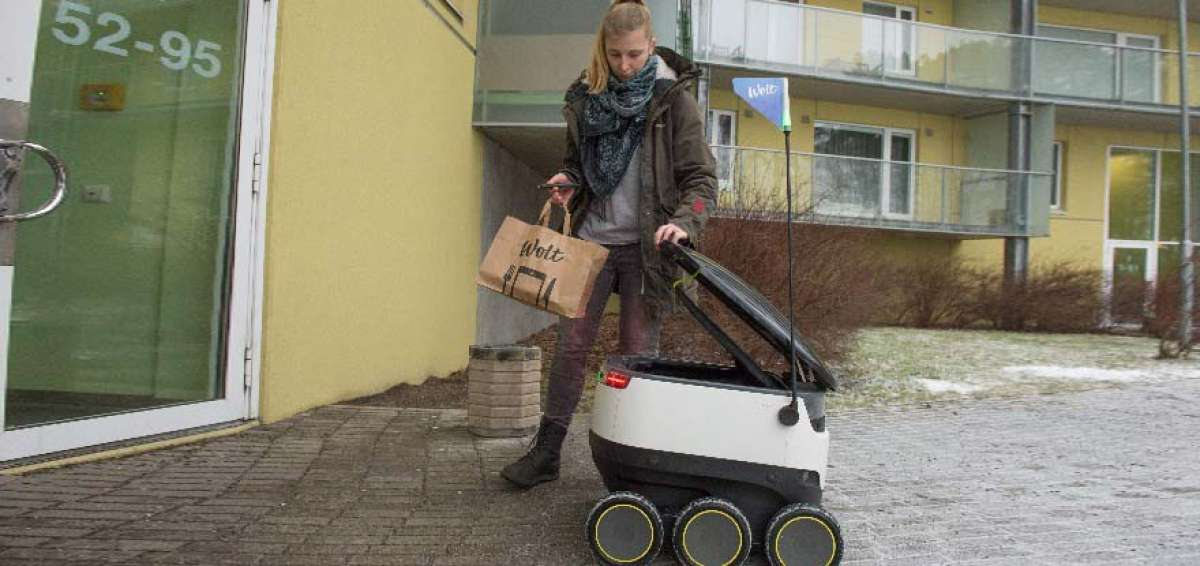 El robot env&iacute;a un mensaje de texto al usuario cuando llega al lugar porque no puede tocar el timbre.  