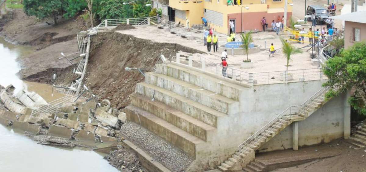 Fierros retorcidos y pedazos de concreto estaban desparramados el mi&eacute;rcoles en el malec&oacute;n de Pichincha. 