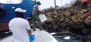 Personal del Parque Nacional Gal&aacute;pagos y de la Armada de Ecuador colocaron barreras de contenci&oacute;n y pa&ntilde;os absorbentes para reducir el riesgo de contaminaci&oacute;n.