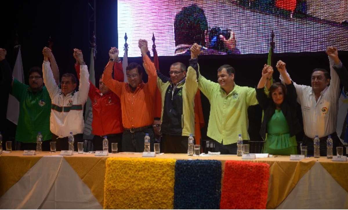 Tras la intervenci&oacute;n de todos los l&iacute;deres de los 15 grupos, se realiz&oacute; la firma de 7 puntos dentro de la declaratoria del grupo. Foto: Santiago Aguirre