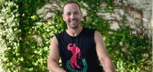 El lunes falleci&oacute; David Delf&iacute;n, un dise&ntilde;ador espa&ntilde;ol a quien Chevi rinde homenaje vistiendo su camiseta.
