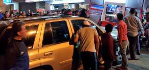 El conductor del veh&iacute;culo perdi&oacute; el control y atropell&oacute; a las personas. 
