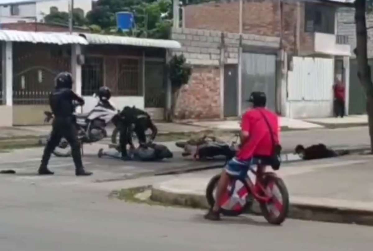 Uno de los sacapintas guardó el dinero en su pierna para evitar que lo detectaran.