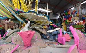 En el taller de Trajano Flores se construyen los carros aleg&oacute;ricos para los desfiles. Foto: Roberto Ch&aacute;vez / El Tel&eacute;grafo 
