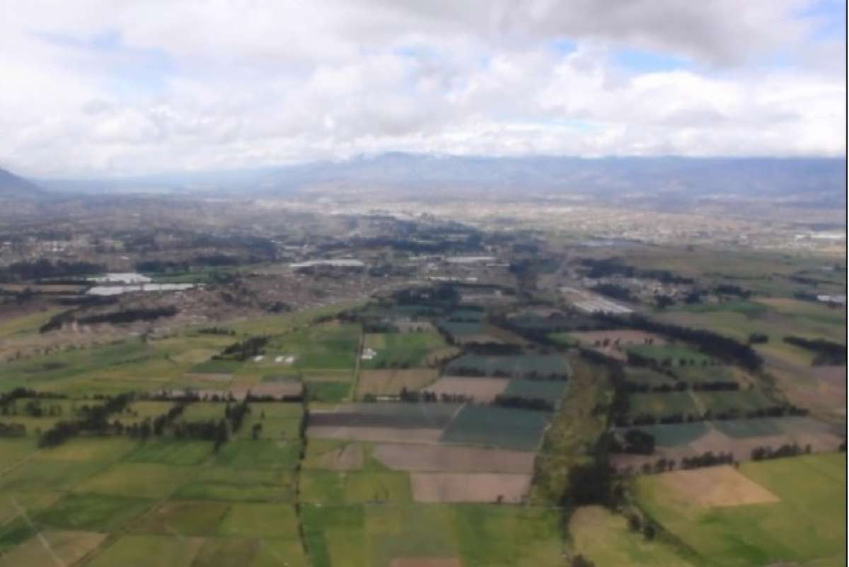 Sobrevuelo a zonas aleda&ntilde;as al Volc&aacute;n Cotopaxi