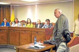 Los jueces de la CC escuchan los alegatos del fiscal general, Galo Chiriboga (der.), durante la audiencia. Foto: Fernando Sandoval.