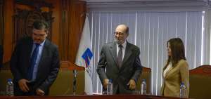 El presidente de la Corte Constitucional, Hern&aacute;n Salgado (centro), junto con los magistrados del organismo, efectuaron el exhorto a la Contralor&iacute;a.
