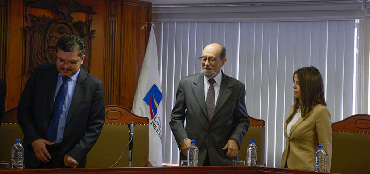 El presidente de la Corte Constitucional, Hern&aacute;n Salgado (centro), junto con los magistrados del organismo, efectuaron el exhorto a la Contralor&iacute;a.
