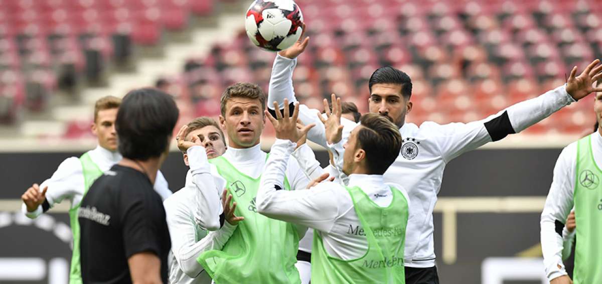 Los jugadores de la selecci&oacute;n alemana realizaron ayer su &uacute;ltima pr&aacute;ctica, antes de medirse a Noruega. Joachim L&ouml;w -DT- realiz&oacute; trabajos recreativos.