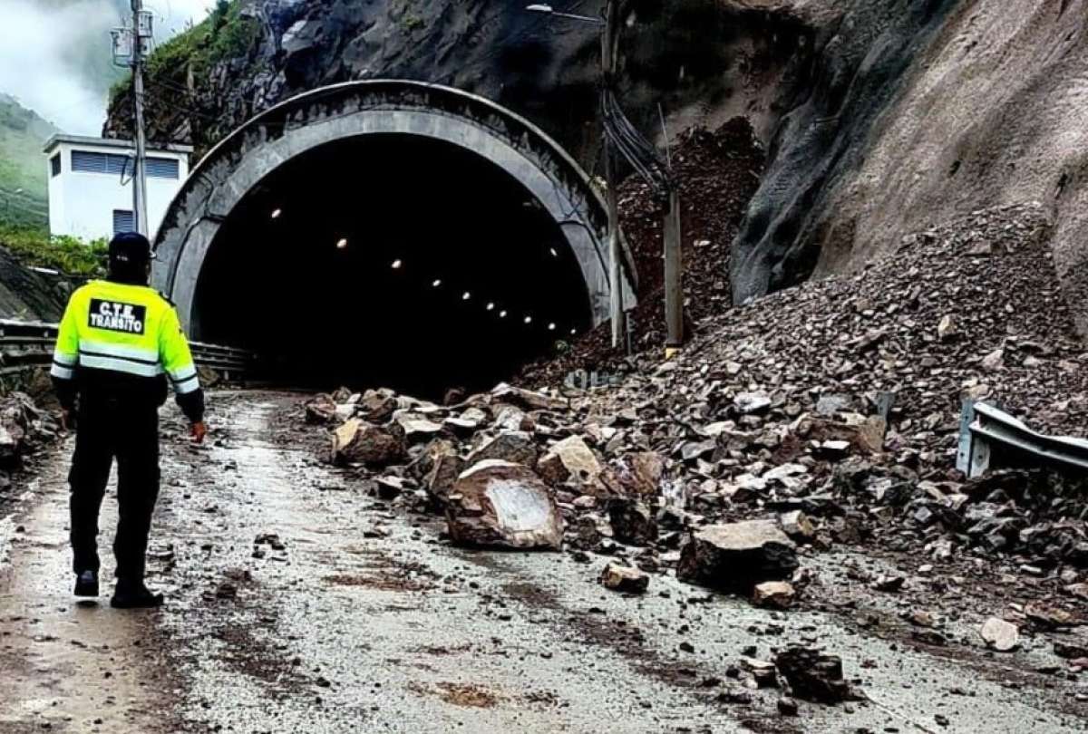 Las rocas obstaculizaron la vía.