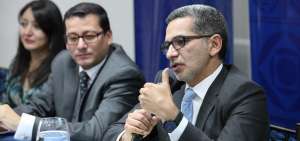 Pablo Y&aacute;nez (izq.) y Fernando Alvarado (der.) en uno de los actos p&uacute;blicos de la Secretar&iacute;a Nacional de Comunicaci&oacute;n.