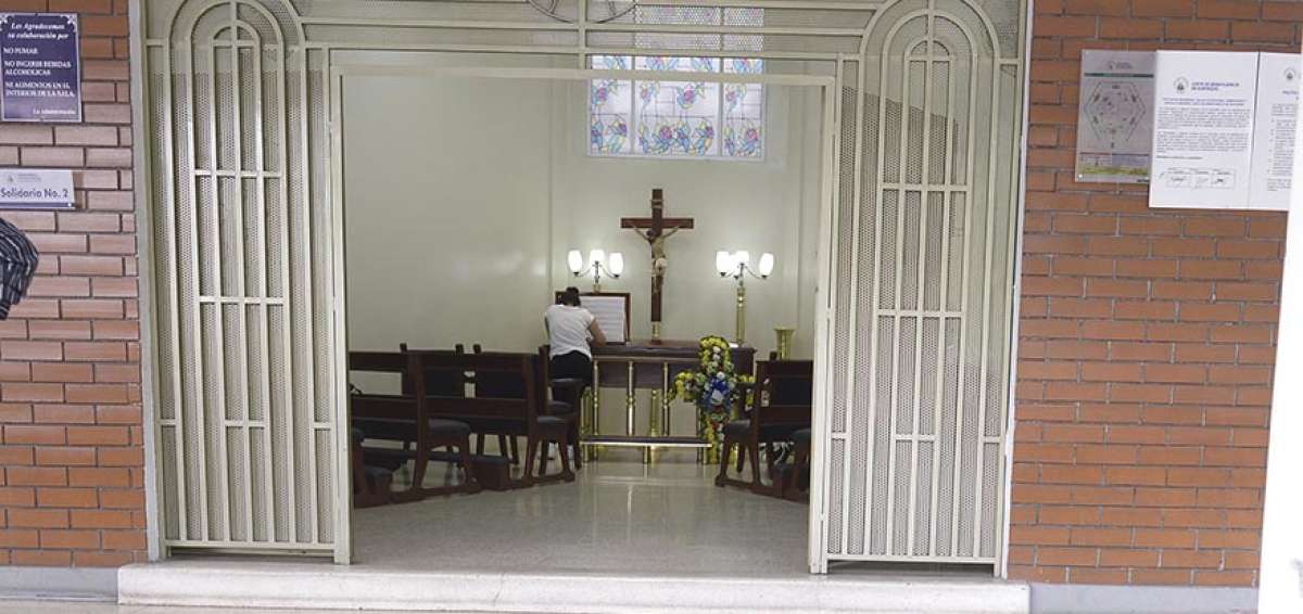 Una allegada al &lsquo;Pibe&rsquo; Ortega observa el f&eacute;retro en la Sala Solidaria 2 de la Junta de Beneficencia de Guayaquil.