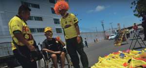 Giovanni Antonio Muentes lleg&oacute; con su hijo, que lleva su mismo nombre, al estadio para disfrutar del partido desde general.      