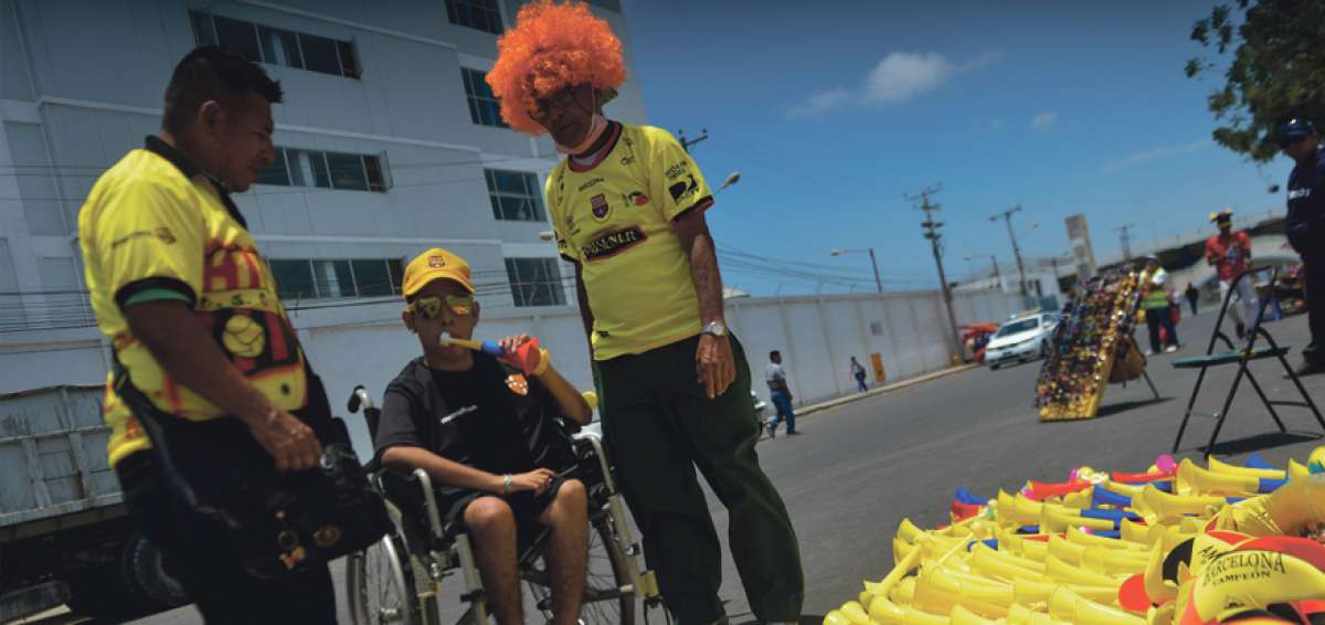 Giovanni Antonio Muentes lleg&oacute; con su hijo, que lleva su mismo nombre, al estadio para disfrutar del partido desde general.      
