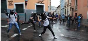 Manifestantes se enfrentan con la Polic&iacute;a durante una jornada de protesta en Quito contra las medidas econ&oacute;micas. 
