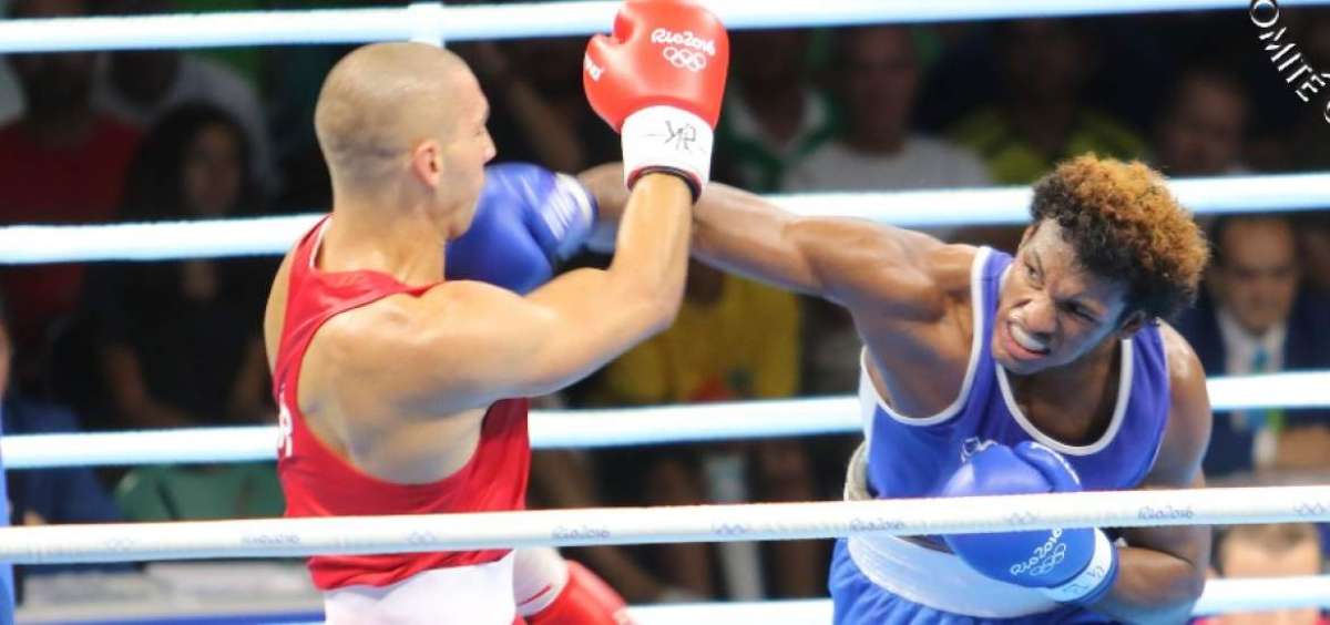 Carlos Andr&eacute;s Mina Caicedo (der.) conf&iacute;a en hacer historia en su primera olimpiada. El domingo pasado derrot&oacute; al germano Sergei Michel (izq.). 
