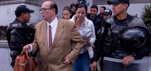 El abogado Eduardo Franco y la esposa del Vicepresidente, a su salida de la Corte Nacional de Justicia. 