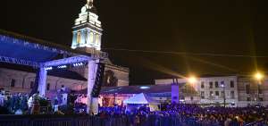 Presentaciones art&iacute;sticas en parques y plazas son eventos a los que acuden miles de personas cada a&ntilde;o en fiestas.