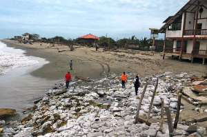 Funcionarios de la SNGR recorrieron  la playa de Jambel&iacute; y  observaron  las  destrucciones causadas por los aguajes.