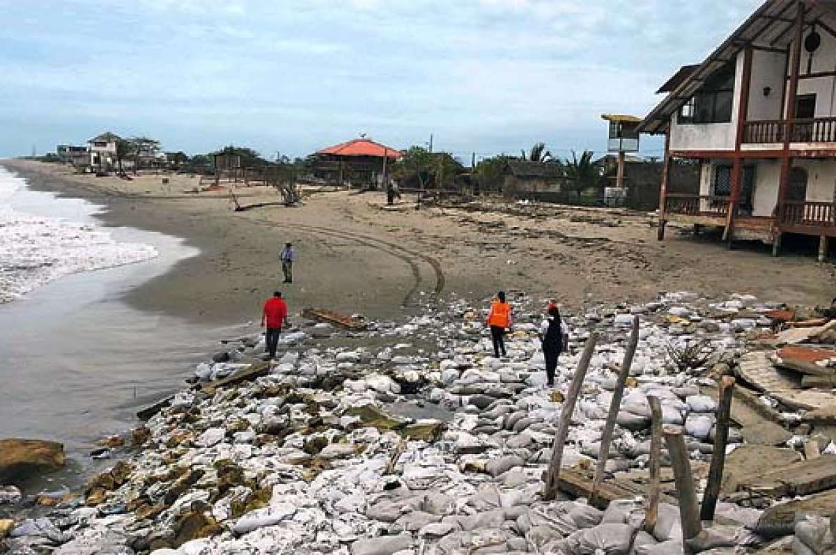 Funcionarios de la SNGR recorrieron  la playa de Jambel&iacute; y  observaron  las  destrucciones causadas por los aguajes.