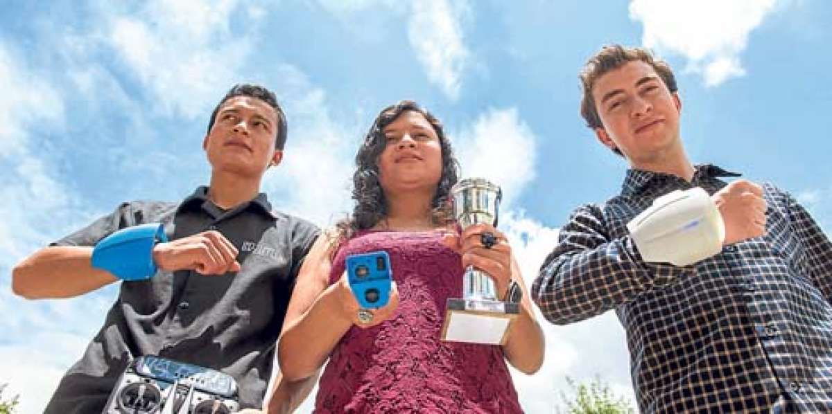 &Aacute;lex Ald&aacute;s, Andrea Cartagena y Diego Rivadeneira integraron el grupo de 5 estudiantes que invent&oacute; Handeyes. Foto: Fernando Sandoval.